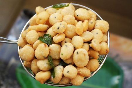 അരിപ്പൊടി മാത്രം വെച്ച് ഒരു മാസത്തേക്ക് ഉള്ള പലഹാരം തയ്യാറാക്കിയാലോ?