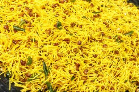 വീട്ടിൽ നല്ല മൊരിഞ്ഞ ബോംബെ മിക്ച്ചർ തയ്യാറാക്കിയാലോ