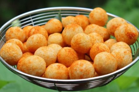 റവ കൊണ്ട് പെട്ടെന്നുണ്ടാക്കാവുന്ന ഒരു ചായക്കടി! ചൂട് കട്ടനൊപ്പം കറുമുറെ കൊറിക്കാൻ അടിപൊളി സ്നാക്ക്